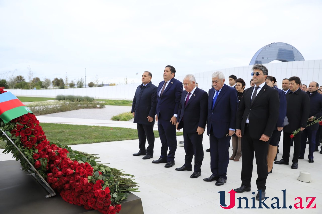 Dövlət rəsmiləri Zəfər parkını ziyarət edir - FOTOLAR (VİDEO)